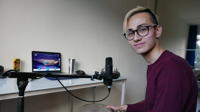 Thomas vor seinem Computer am Bürotisch. Thomas vor seinem Computer am Bürotisch.