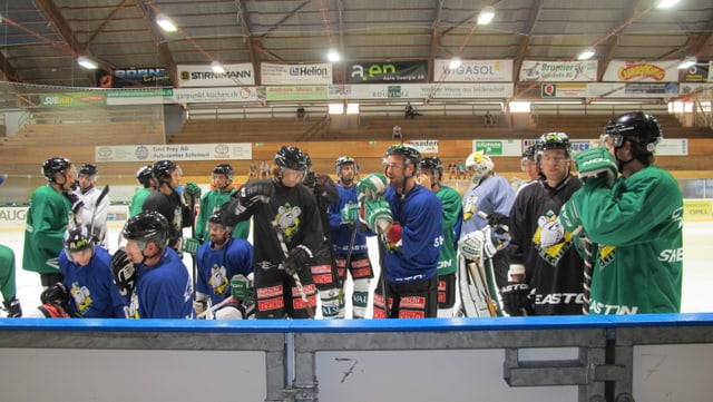 Die Mannschaft des EHC Olten versammelt sich vor Trainingsbeginn auf dem Eis. Die Mannschaft des EHC Olten versammelt sich vor Trainingsbeginn auf dem Eis.