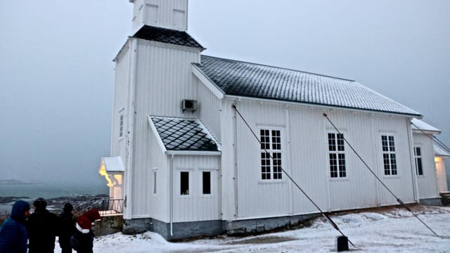 Seitenansicht der Kirche mit den stützenden Seilen Seitenansicht der Kirche mit den stützenden Seilen