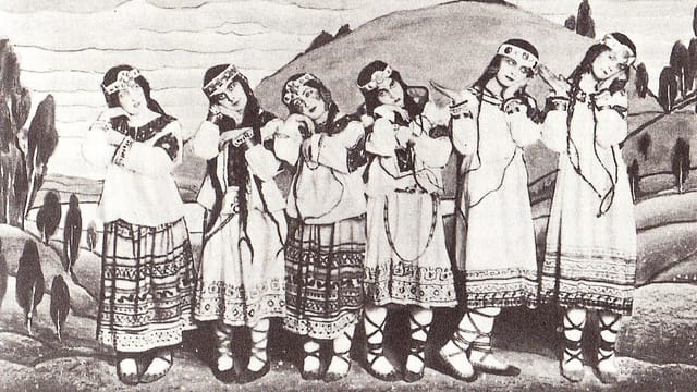 Sechs Tänzerinnen in Indianer-Kostümen auf der Bühne. Sechs Tänzerinnen in Indianer-Kostümen auf der Bühne.
