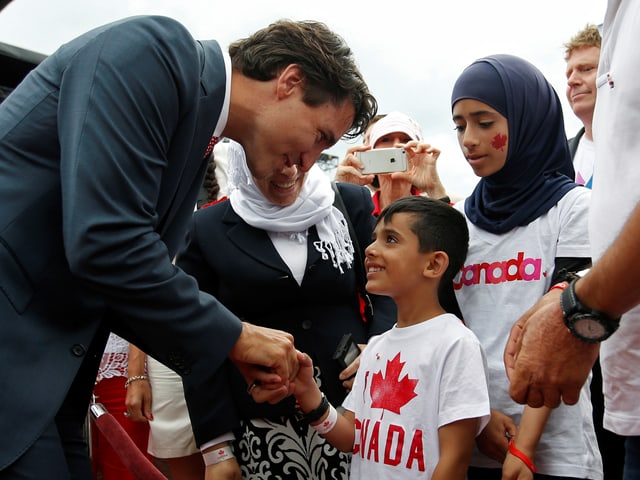 Trudeau begrüsst im Sommer 2016 syrische Flüchtlinge. Trudeau begrüsst im Sommer 2016 syrische Flüchtlinge.
