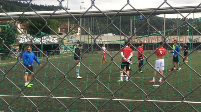 Männer spielen Fussball auf der Überdeckung Neuenhof Männer spielen Fussball auf der Überdeckung Neuenhof