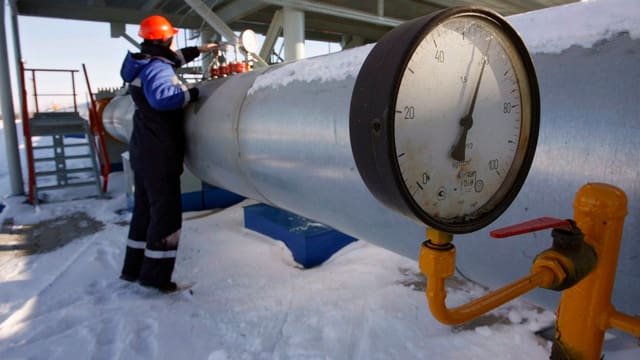 Ein Arbeiter arbeitet an einer Gaspipeline Ein Arbeiter arbeitet an einer Gaspipeline