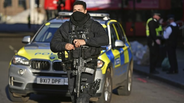 Ein Polizist am Tatort in London. Ein Polizist am Tatort in London.
