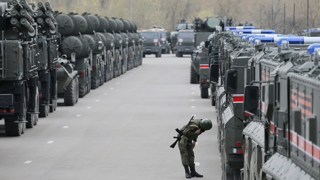 Ein russische Soldat begutachtet Militärfahrzeuge Ein russische Soldat begutachtet Militärfahrzeuge