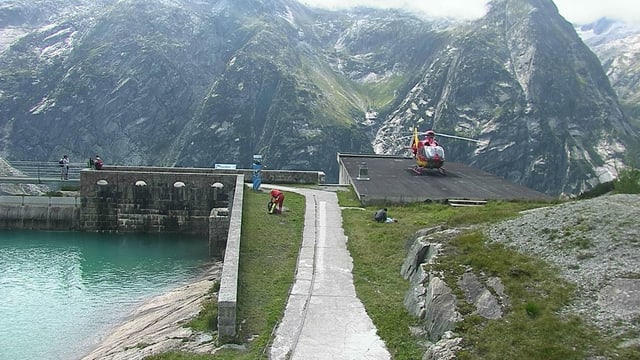 Helikopter auf Dach an Stausee