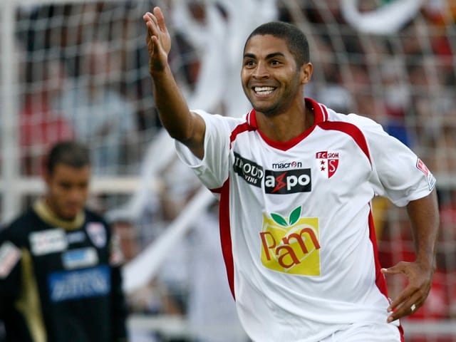 Saborio feiert einen Treffer im Sion-Trikot. Saborio feiert einen Treffer im Sion-Trikot.