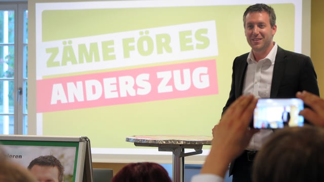 Andreas Hürlimann spricht zur Versammlung Andreas Hürlimann spricht zur Versammlung