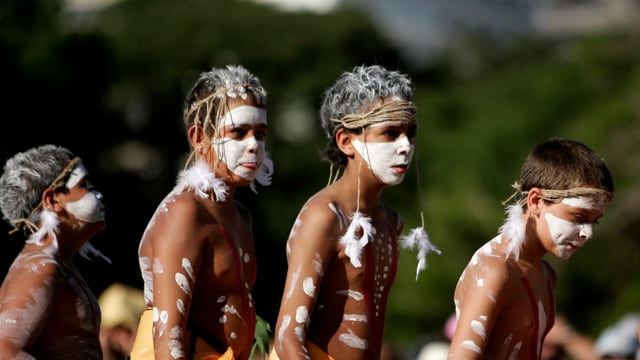 Junge Nachfahren von Ureinwohner bei einem traditionellen Tanz namens Woggan-ma-gule bei einer Darbietung in Sydney.
