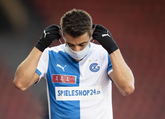 GC-Spieler Santos zieht eine Hygienmaske an GC-Spieler Santos zieht eine Hygienmaske an
