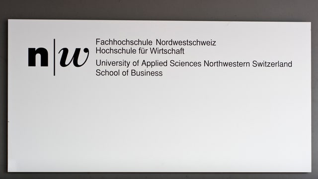 Schild der Fachhochschule Nordwestschweiz, Hochschule für Wirtschaft. Schild der Fachhochschule Nordwestschweiz, Hochschule für Wirtschaft.