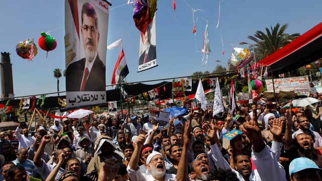 Anhänger des gestürzten Präsidenten Mohammed Mursi protestieren nach den Freitagsgebeten in Kairo. Anhänger des gestürzten Präsidenten Mohammed Mursi protestieren nach den Freitagsgebeten in Kairo.