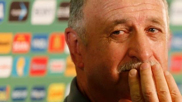 Luiz Felipe Scolari hält sich die Finger vor den Mund. Luiz Felipe Scolari hält sich die Finger vor den Mund.