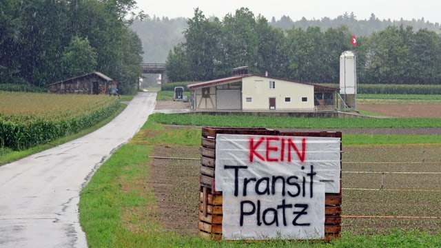 Transparent mit Aufschrift «Kein Transitplatz» Transparent mit Aufschrift «Kein Transitplatz»