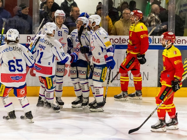 Der EHC Kloten und der HC Sierre. Der EHC Kloten und der HC Sierre.