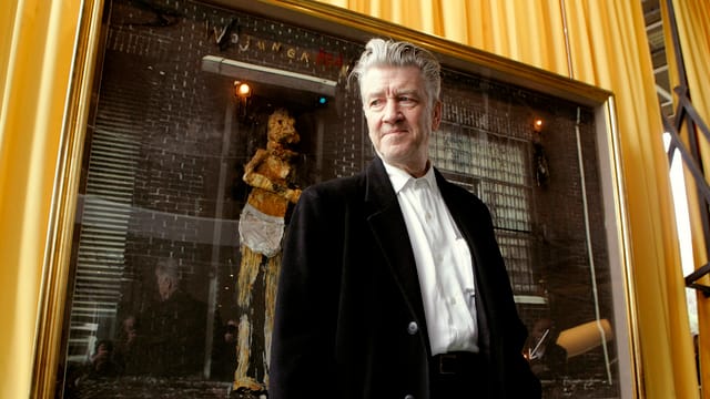David Lynch posiert vor einem seiner Gemälde. David Lynch posiert vor einem seiner Gemälde.
