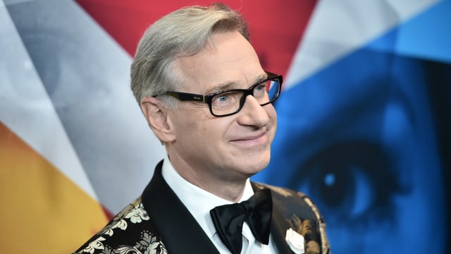 Auf dem Bild ist Paul Feig vor einem farbigen Plakat zu sehen. Auf dem Bild ist Paul Feig vor einem farbigen Plakat zu sehen.