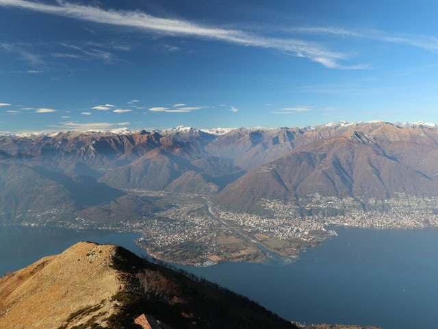 Blick auf Locarno-Monti. Braune Landschaft davor Lago Maggiore