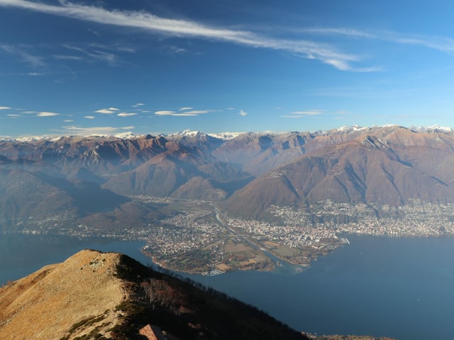 Blick auf Locarno-Monti. Braune Landschaft davor Lago Maggiore Blick auf Locarno-Monti. Braune Landschaft davor Lago Maggiore