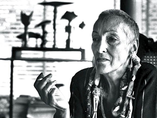 Meret Oppenheim in ihrer Wohnung, nachdenklich, rauchend. Meret Oppenheim in ihrer Wohnung, nachdenklich, rauchend.