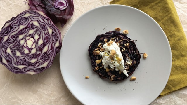 Im Ofen gebackene Rotkohltranche mit Geissfrischkäse und gerösteten Nüssen. Im Ofen gebackene Rotkohltranche mit Geissfrischkäse und gerösteten Nüssen.