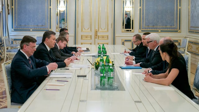 Die drei EU-Aussenminister (rechte Seite) und die ukrainische Delegation mit Präsident Janukowitsch. Die drei EU-Aussenminister (rechte Seite) und die ukrainische Delegation mit Präsident Janukowitsch.