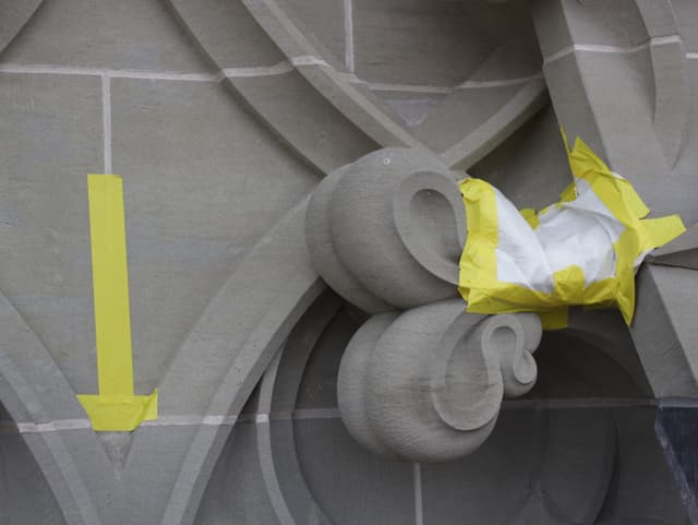 Ein Pflaster schützt ein Ornament an der Fassade des Berner Münsters. Ein Pflaster schützt ein Ornament an der Fassade des Berner Münsters.