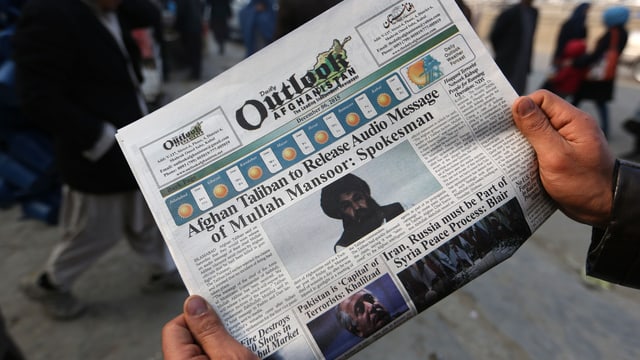 Zeitung mit Bericht über Audioaufnahme Zeitung mit Bericht über Audioaufnahme