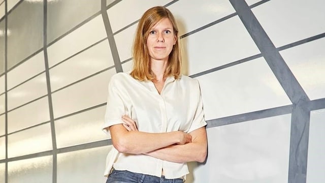 Eine Frau in Jeans und weisser Bluse. Eine Frau in Jeans und weisser Bluse.