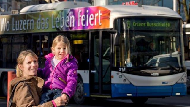 Frau mit Kind vor Bus Frau mit Kind vor Bus