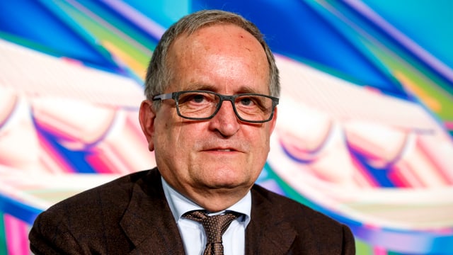 Es ist François Launaz, Präsident von Auto-Schweiz am diesjährigen Autosalon Genf abgebildet. Es ist François Launaz, Präsident von Auto-Schweiz am diesjährigen Autosalon Genf abgebildet.