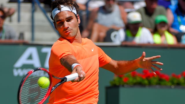 Roger Federer sajetta enavos cun ses racket la balla da tennis. Roger Federer sajetta enavos cun ses racket la balla da tennis.