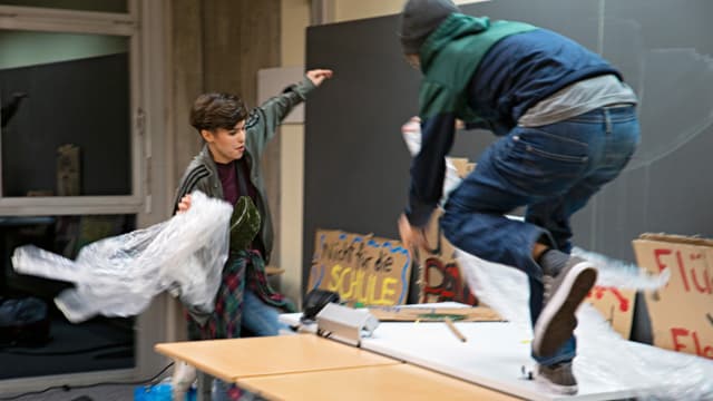 Tumult im Klassenzimmer: Zwei Schüler stehen auf dem Lehrerpult. Tumult im Klassenzimmer: Zwei Schüler stehen auf dem Lehrerpult.