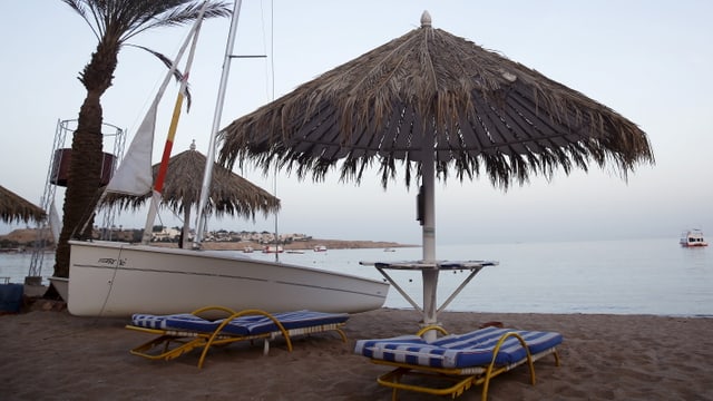 Unbesetzte Strandliegen vor einem Hotel in Scharm El Scheich