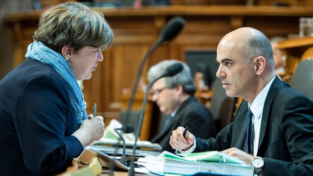 Isabelle Chassot und Alain Berset unterhalten sich Isabelle Chassot und Alain Berset unterhalten sich