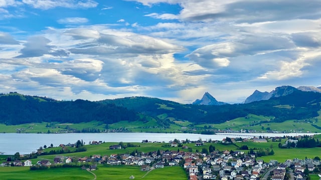 Einsiedeln mit dem Sihlsee im Hintergrund (Archvibild). Einsiedeln mit dem Sihlsee im Hintergrund (Archvibild).