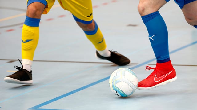 Beine und Füsse von Fussballspielern und Ball Beine und Füsse von Fussballspielern und Ball