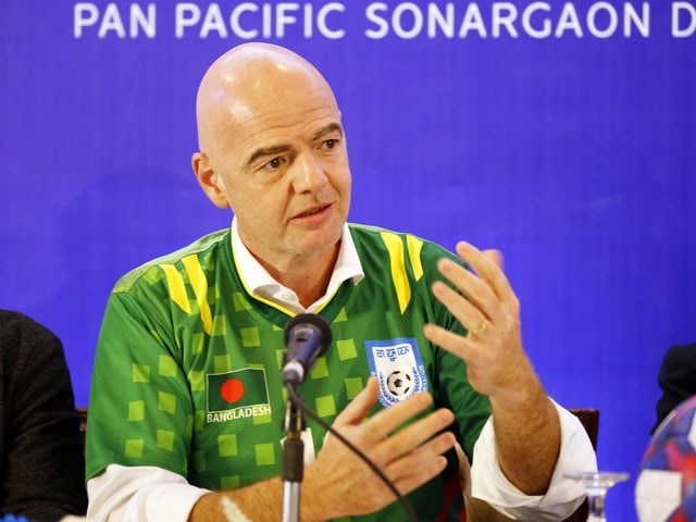 Gianni Infantino gestikuliert auf dem Podium. Gianni Infantino gestikuliert auf dem Podium.