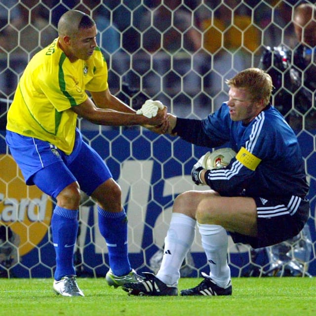 Ronaldo hilft Kahn Ronaldo hilft Kahn
