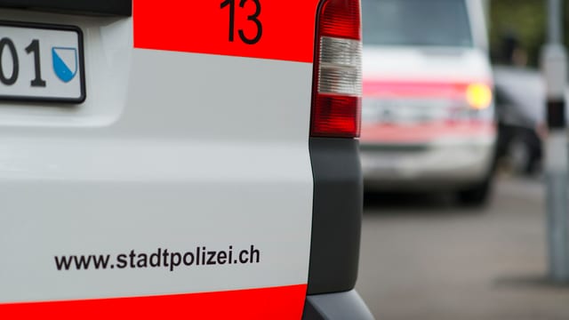 Symbolbild: Ein Polizeifahrzeug der Stadtpolizei Zürich im Vordergrund, eine Ambulanz im Hintergrund. Symbolbild: Ein Polizeifahrzeug der Stadtpolizei Zürich im Vordergrund, eine Ambulanz im Hintergrund.