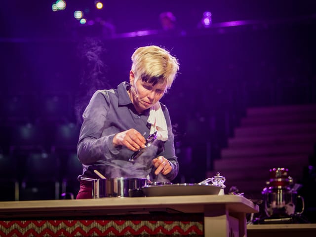 Brigitte Bürgi am Kochen.