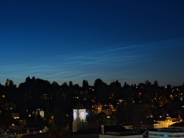 Silberne Wolken am Nachthimmel über der Stadt Silberne Wolken am Nachthimmel über der Stadt