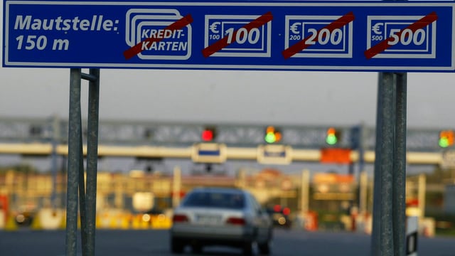 Maut-Schild über einer Autobahn, im Hintergrund die Mautstelle Maut-Schild über einer Autobahn, im Hintergrund die Mautstelle