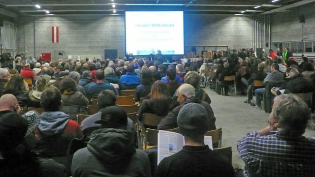 Ein Saal voller Menschen. Ein Saal voller Menschen.