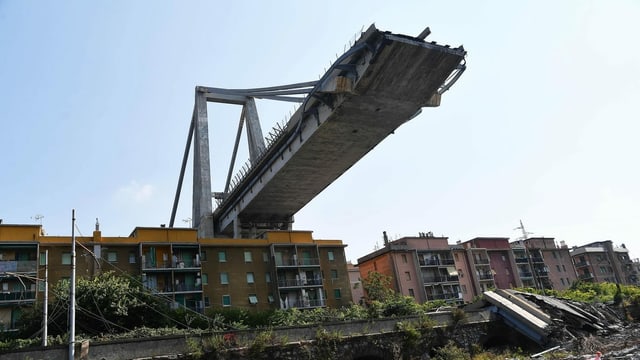 Ein Autobahnstück ragt über die Häuser von Genua. Ein Autobahnstück ragt über die Häuser von Genua.