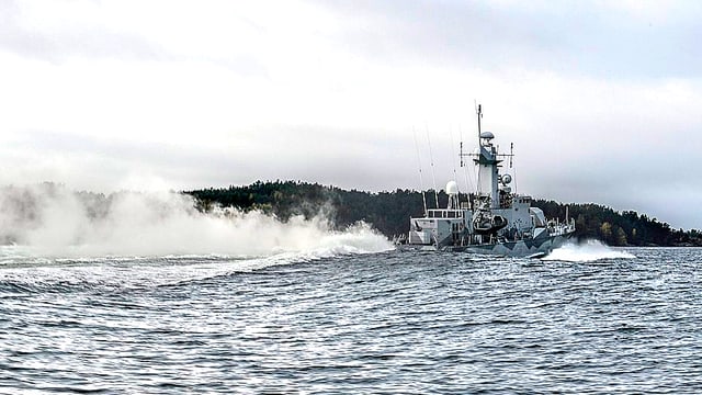 Aufklärungsschiff der Schwedischen Marine zieht eine lange Rauchfahne hinter sich her. Aufklärungsschiff der Schwedischen Marine zieht eine lange Rauchfahne hinter sich her.