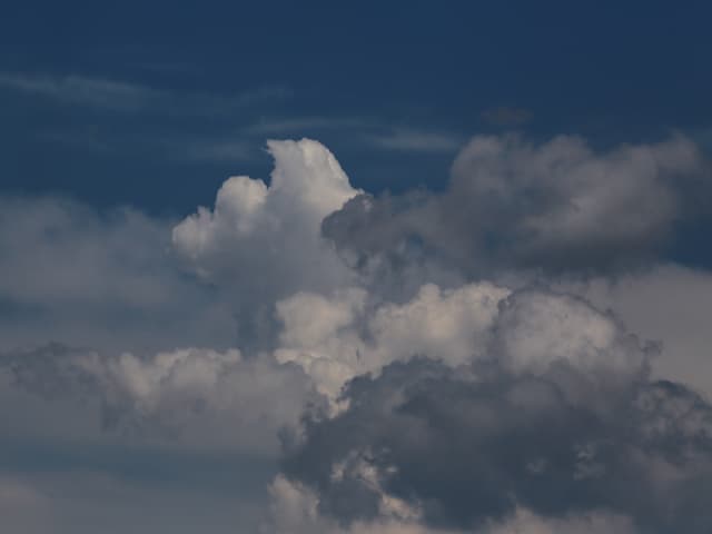 Blauer Himmel mit Blumenkohlwolken