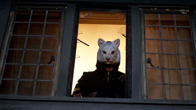 Ein Mann mit Tiermaske am Fenster. Szene aus dem Film «You're Next»