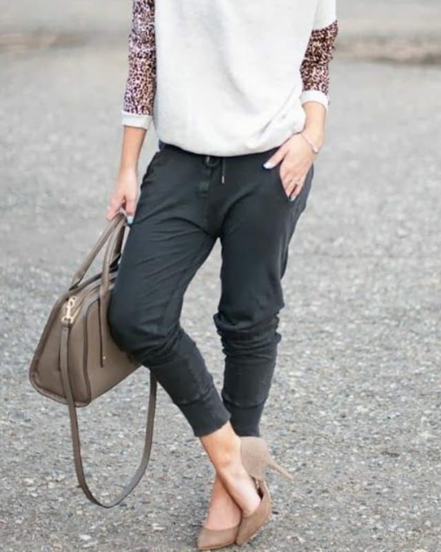 Frau mit Pullil, Trainerhose und Highheels
