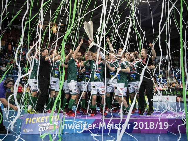Die Spieler von Wiler-Ersigen stemmen die Trophäe in die Höhe. Die Spieler von Wiler-Ersigen stemmen die Trophäe in die Höhe.